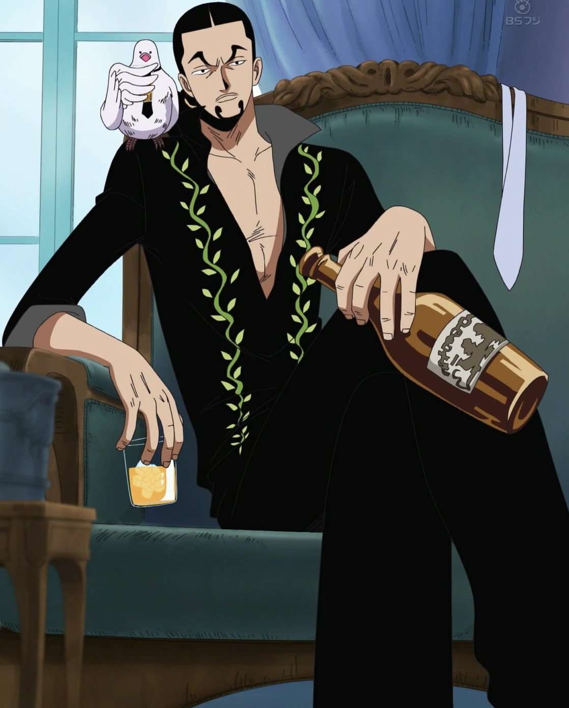 Роб Луччи пьет сидя на диване One Piece