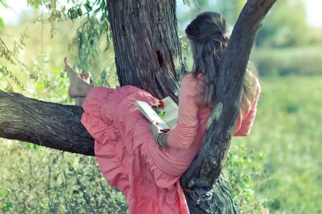 Девочка под деревом 15